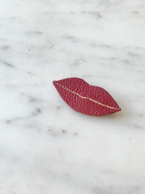Broche Bouche N2 En Résine Rouge - Occasion En Bon état, Accessoire Déco